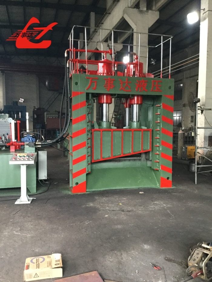 Industrial Gantry Shear Machine PLC Control System With 8000mm Charging Box For Scrap Yards